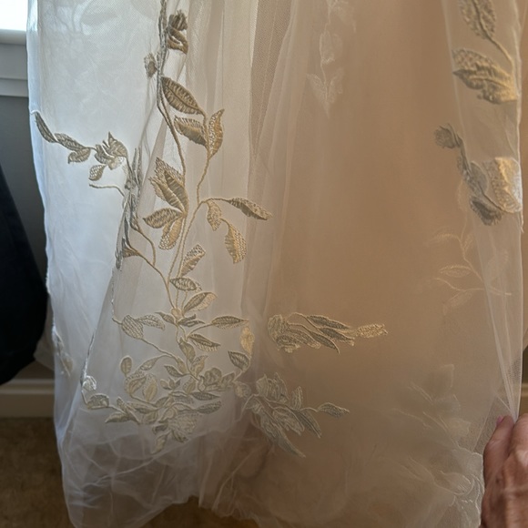 CHARMING LACE AND TULLE A-LINE
WEDDING DRESS SIZE 24. - Picture 9 of 12